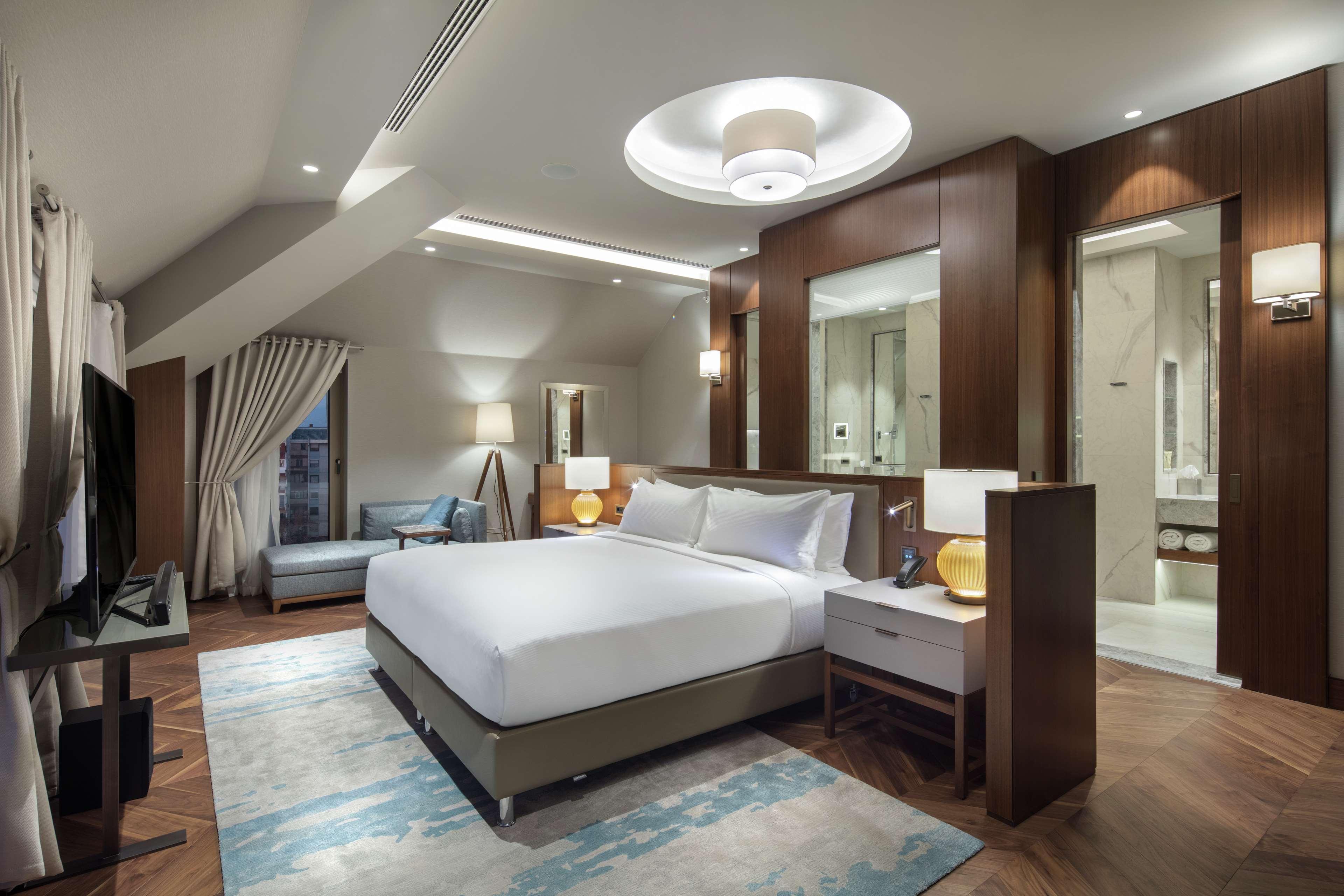Doubletree By Hilton Skopje Hotel Bagian luar foto Suite