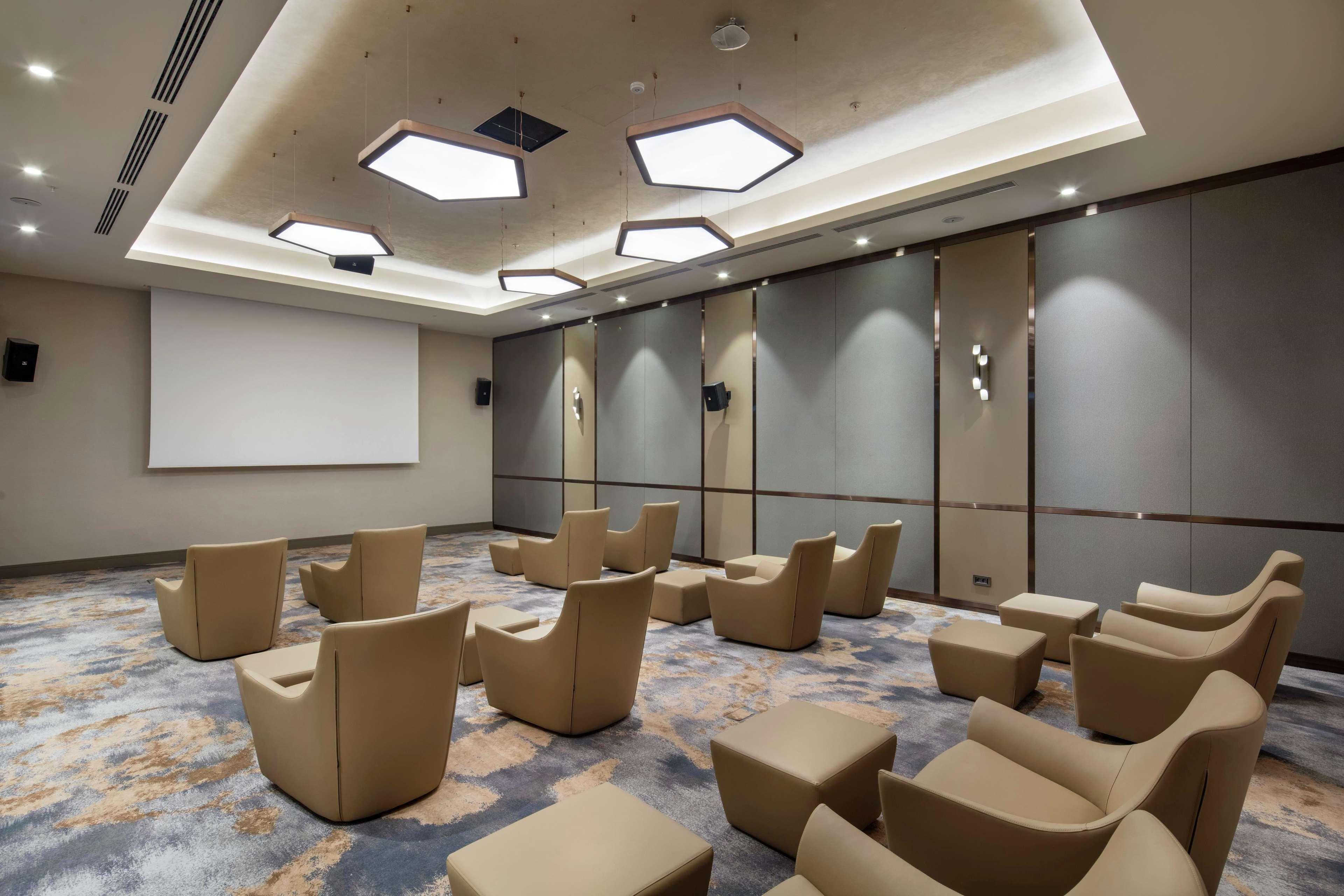 Doubletree By Hilton Skopje Hotel Bagian luar foto The meeting room