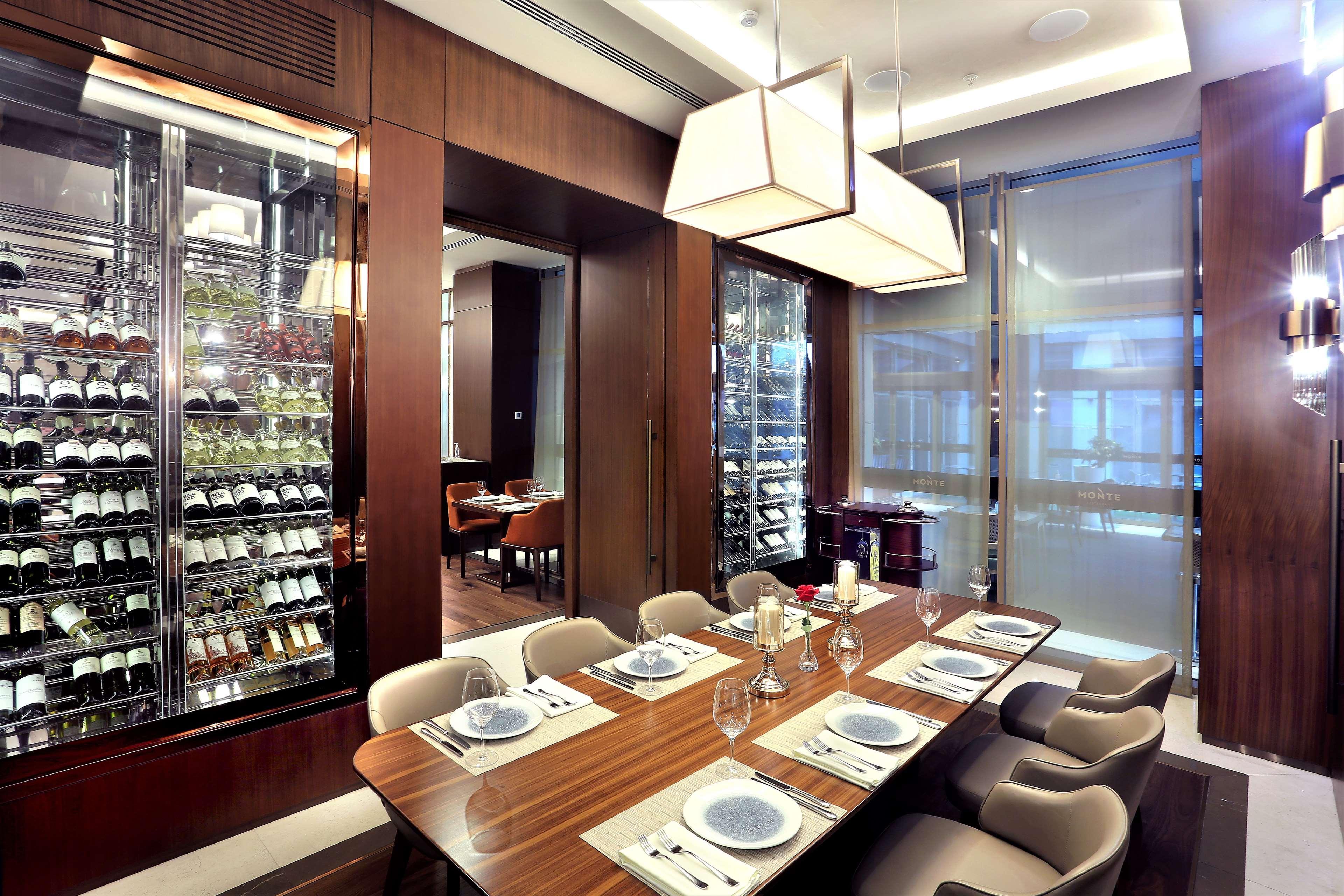 Doubletree By Hilton Skopje Hotel Bagian luar foto The interior of the restaurant