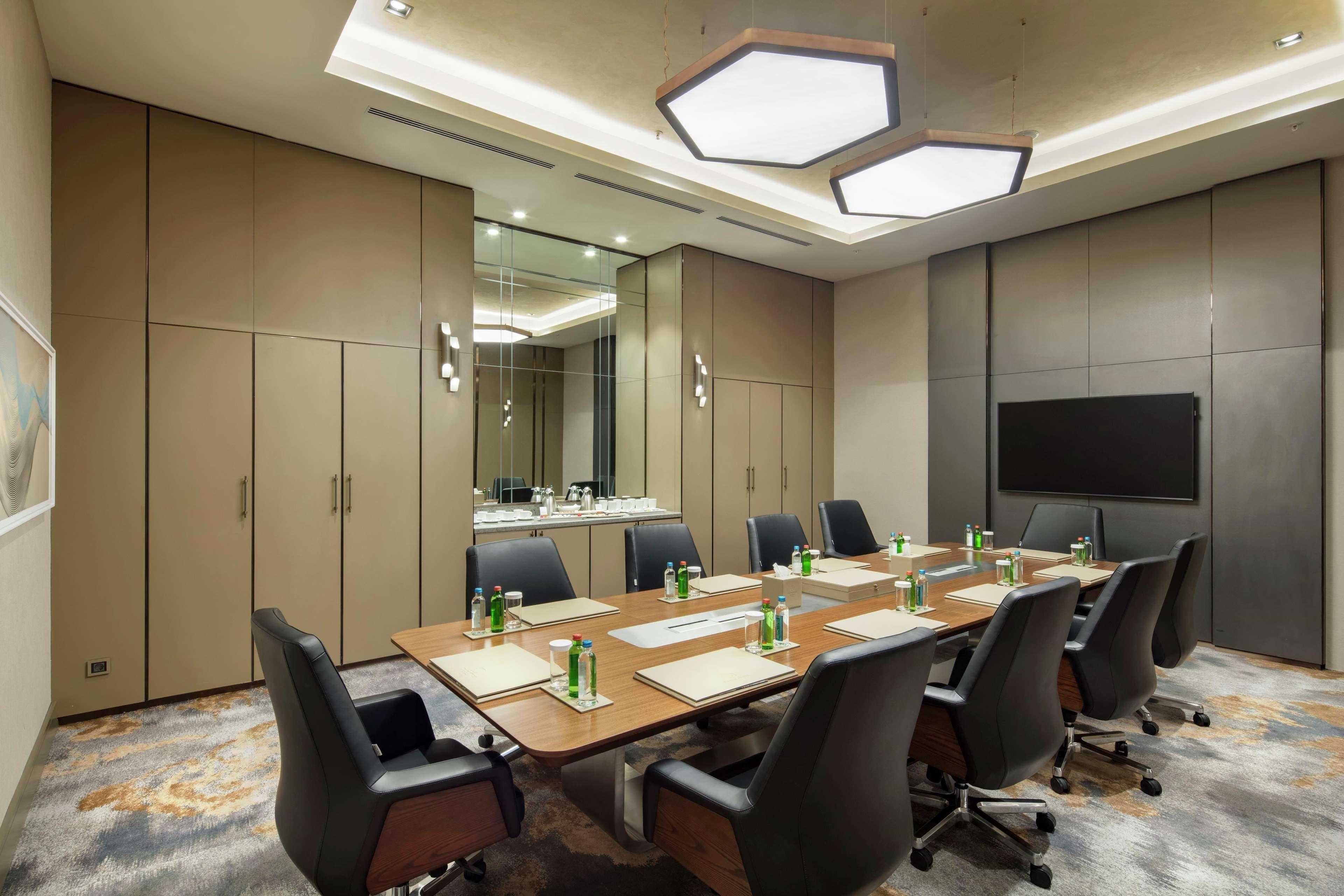 Doubletree By Hilton Skopje Hotel Bagian luar foto Meeting room