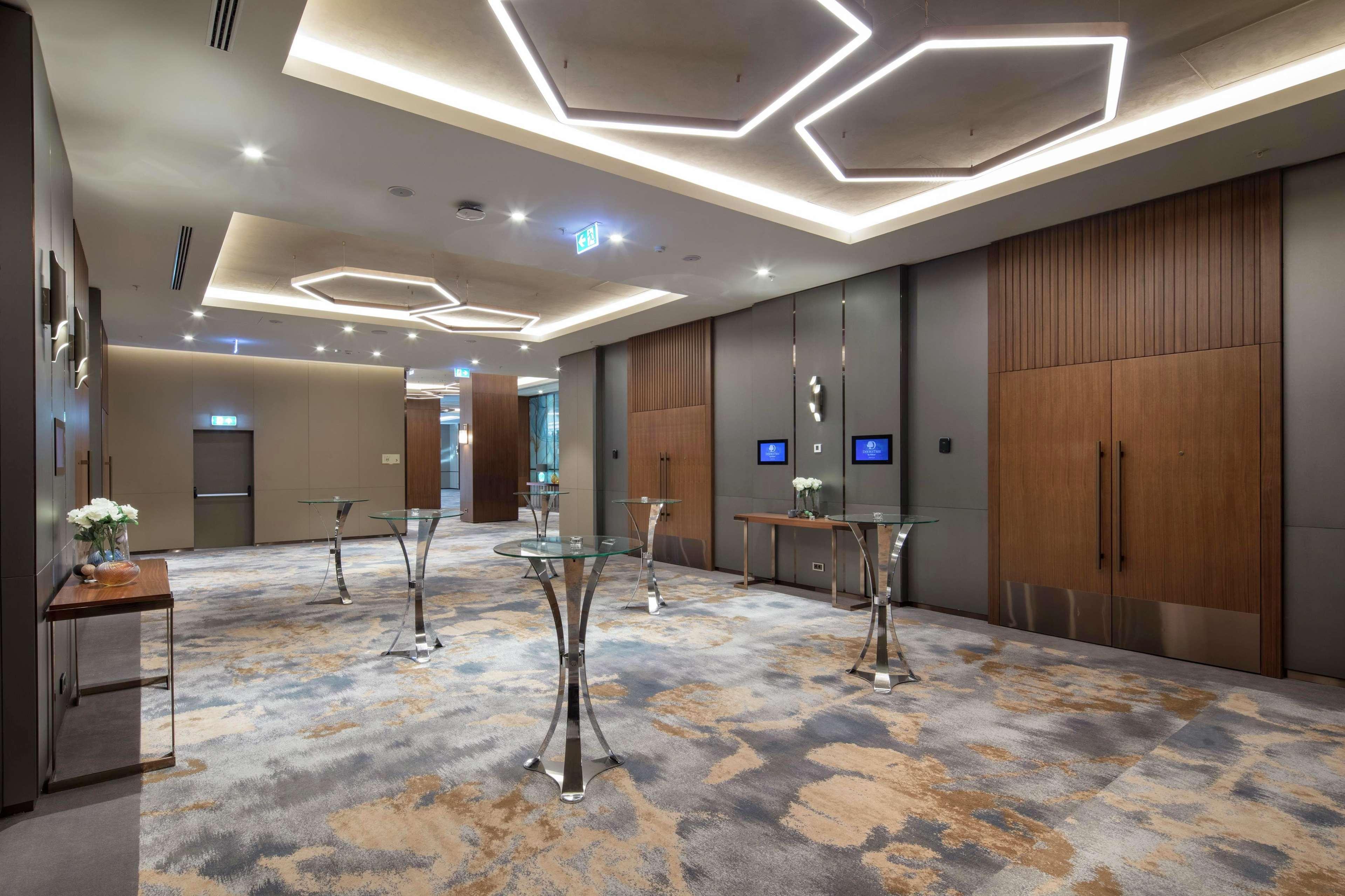 Doubletree By Hilton Skopje Hotel Bagian luar foto The lobby of the hotel