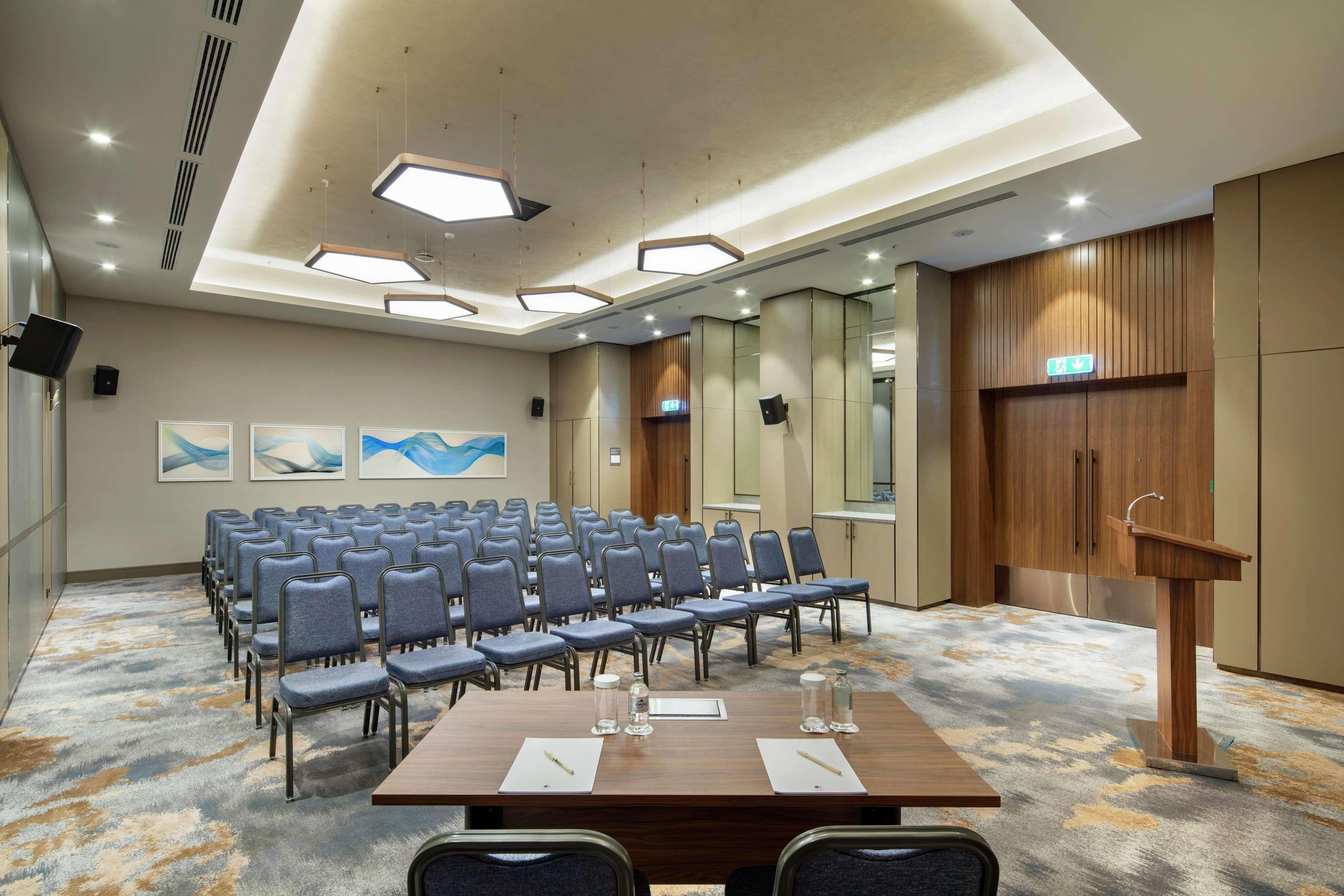 Doubletree By Hilton Skopje Hotel Bagian luar foto Meeting room
