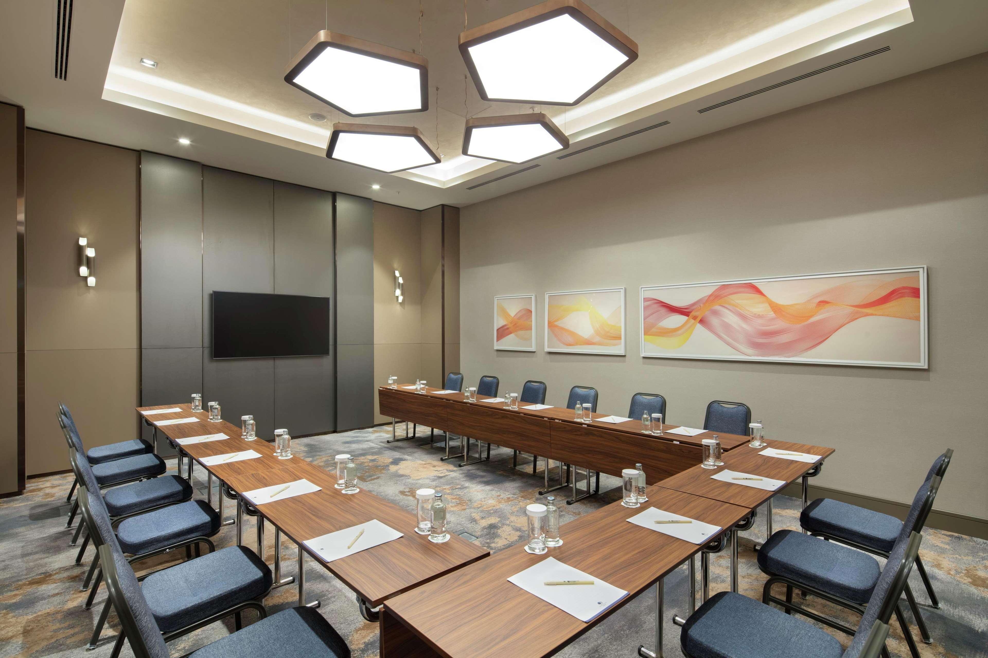 Doubletree By Hilton Skopje Hotel Bagian luar foto Meeting room