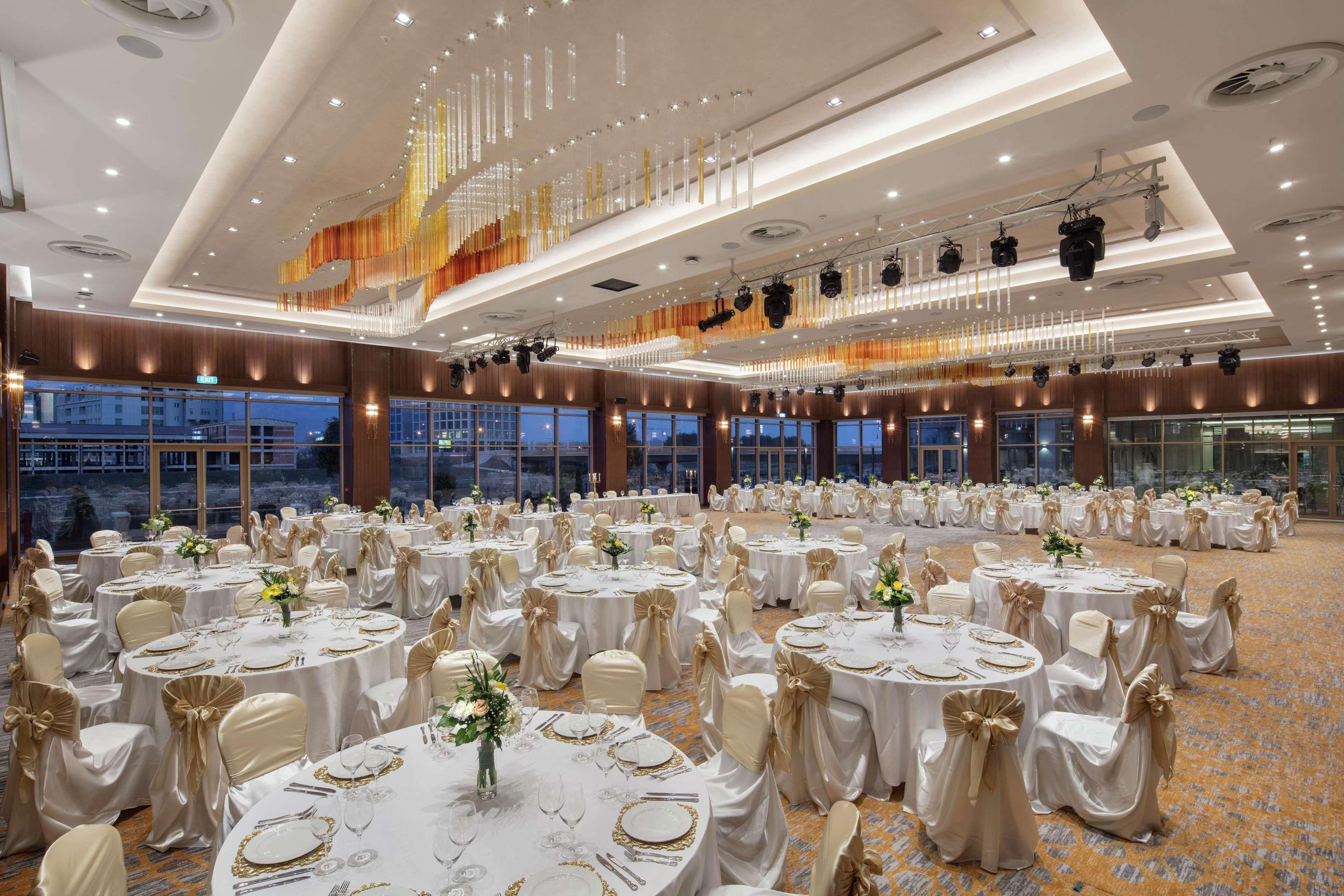 Doubletree By Hilton Skopje Hotel Bagian luar foto The ballroom