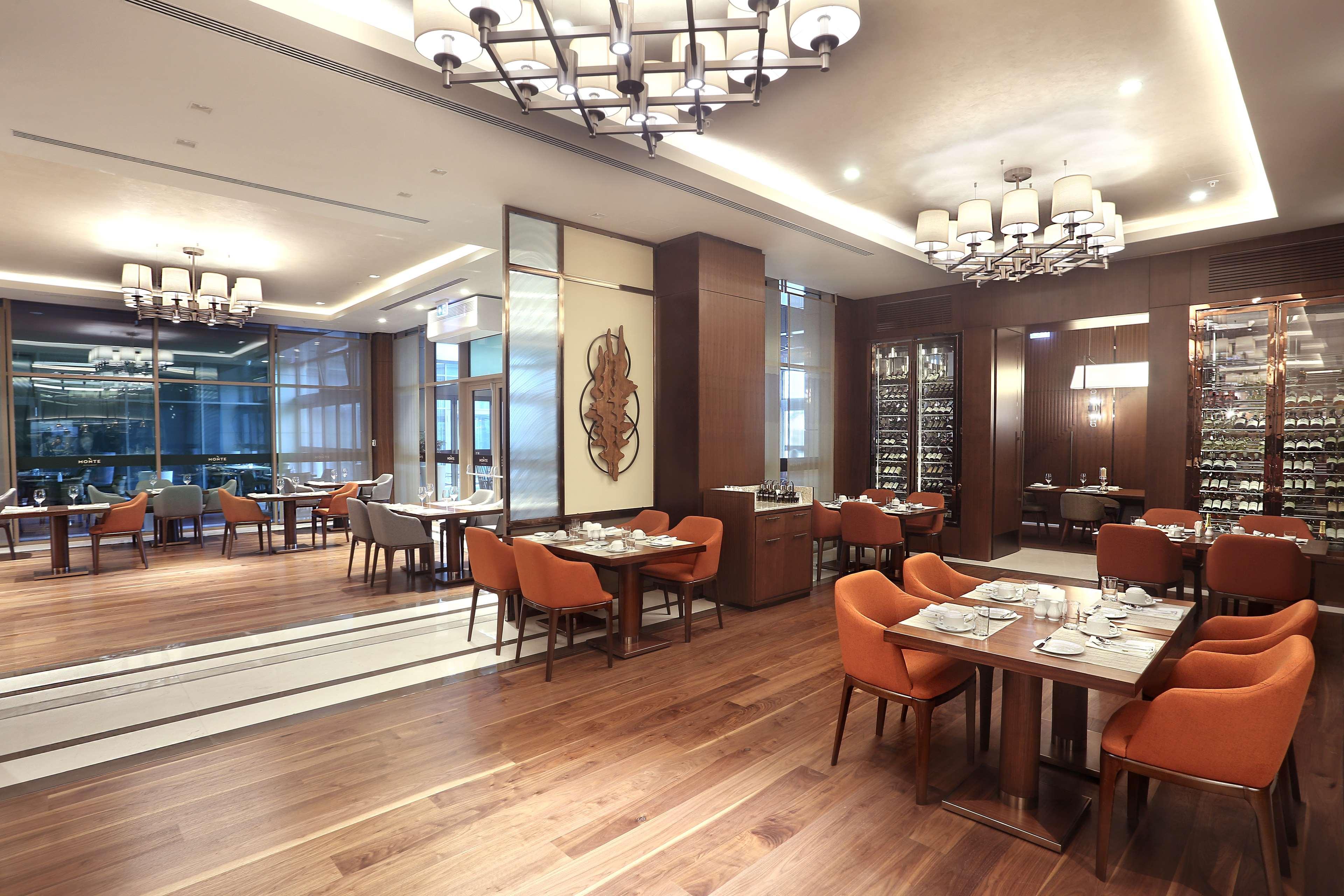 Doubletree By Hilton Skopje Hotel Bagian luar foto The interior of the restaurant