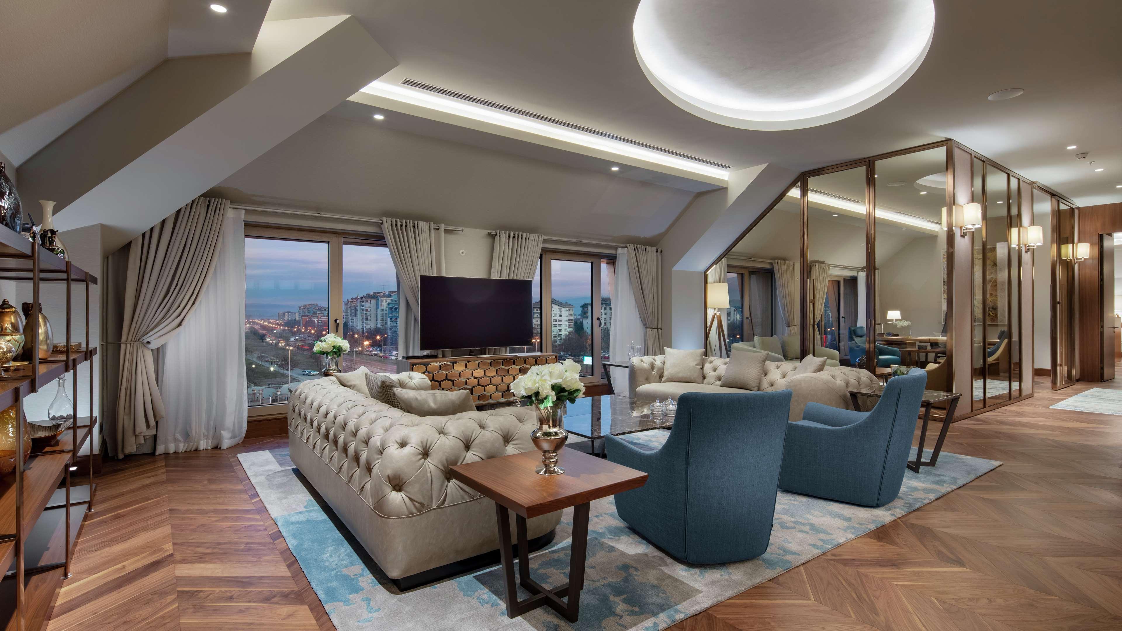Doubletree By Hilton Skopje Hotel Bagian luar foto The living room of a suite at the hotel