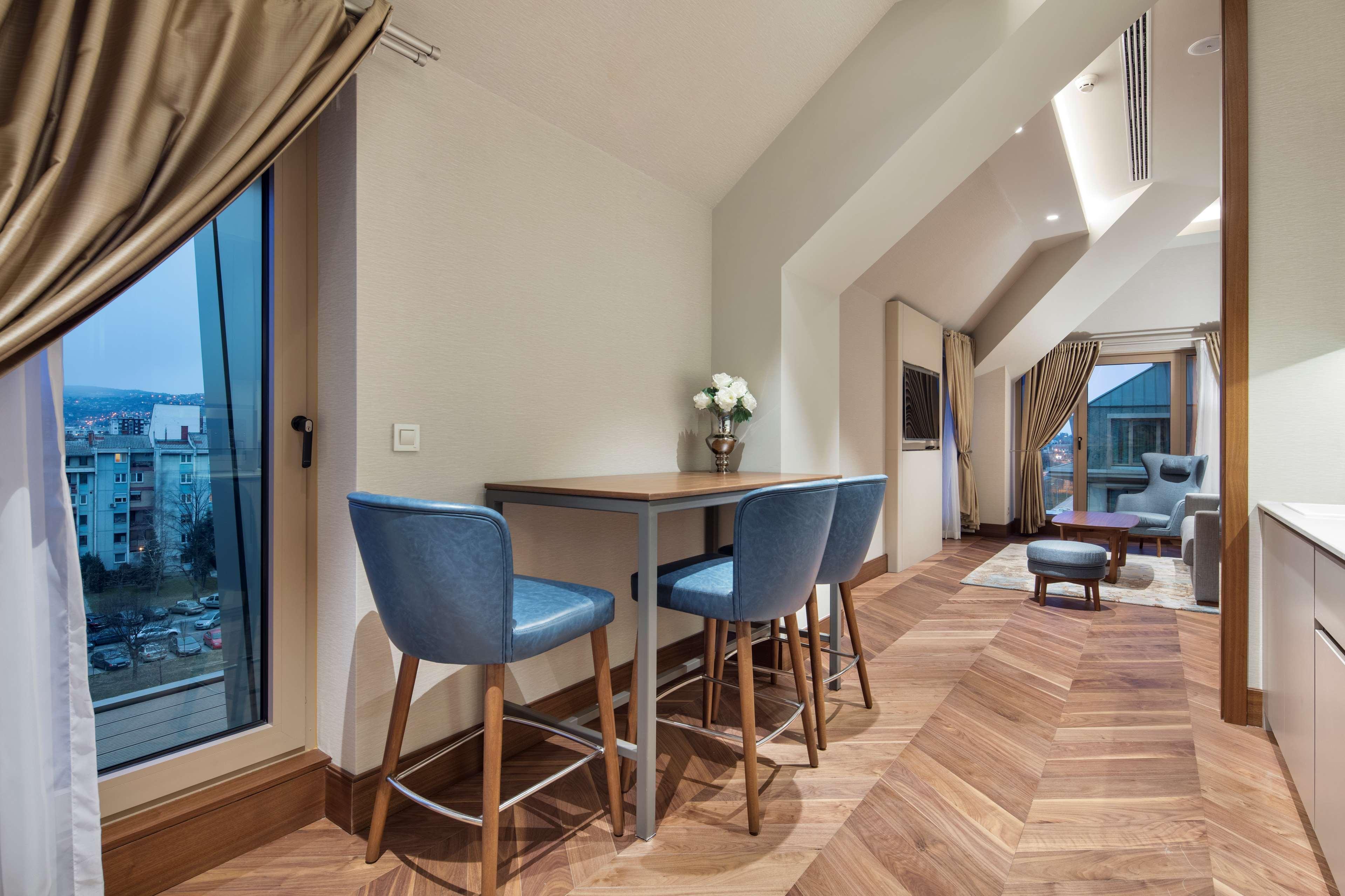 Doubletree By Hilton Skopje Hotel Bagian luar foto A suite at the hotel