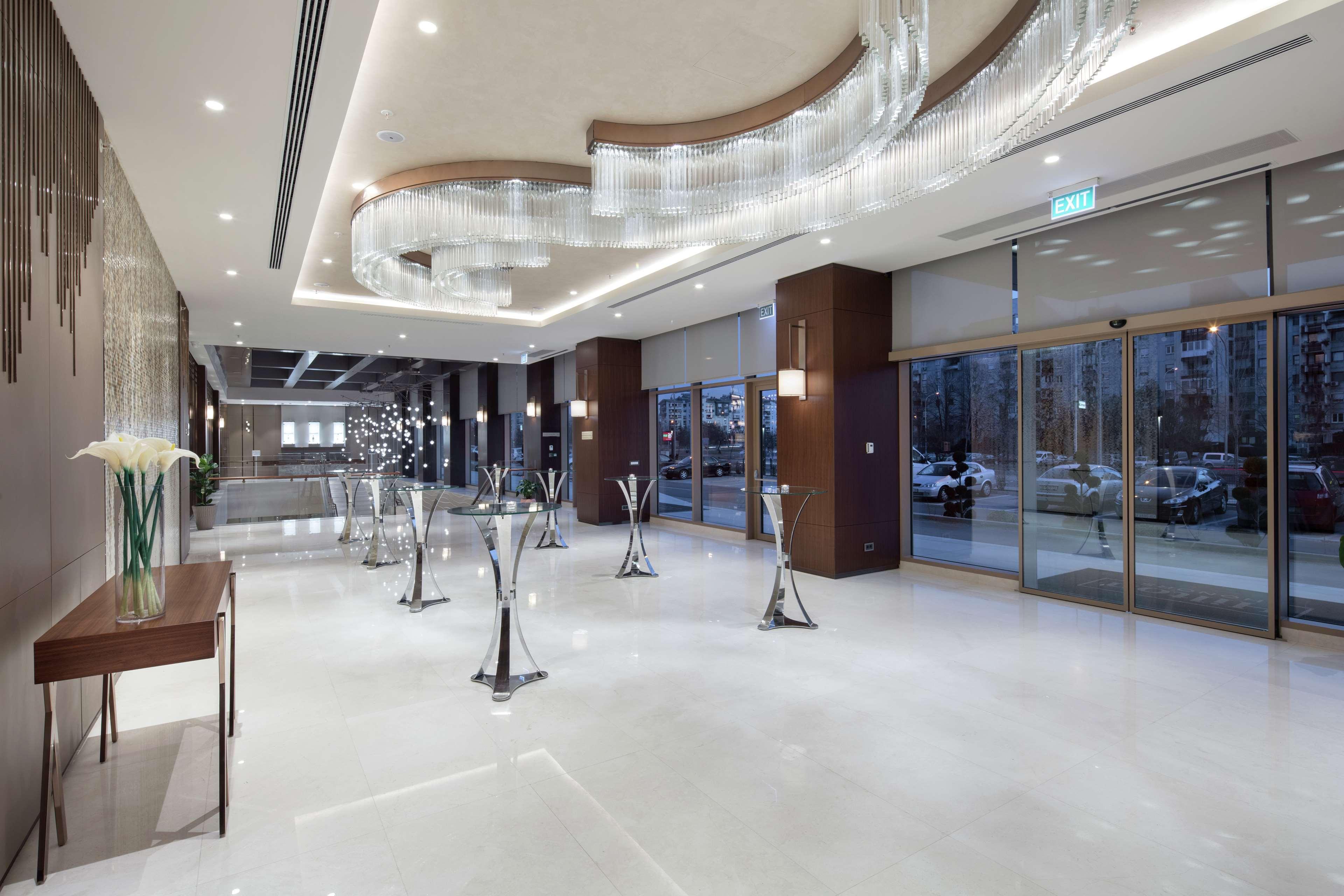 Doubletree By Hilton Skopje Hotel Bagian luar foto Lobby