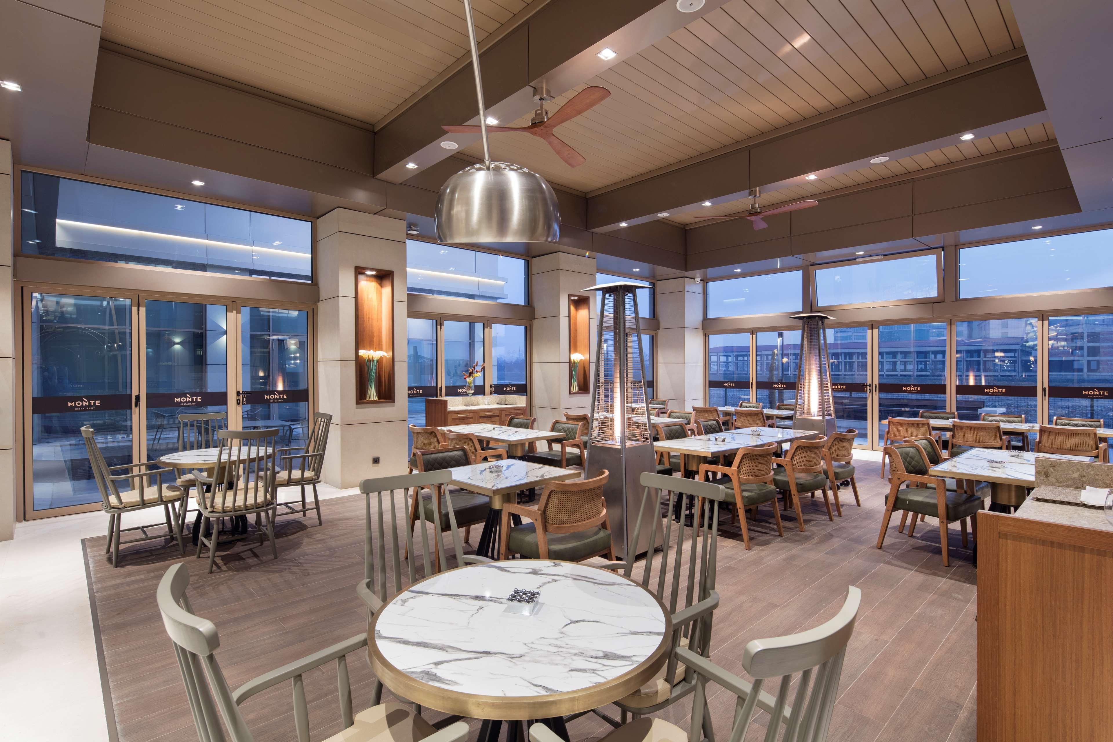 Doubletree By Hilton Skopje Hotel Bagian luar foto The restaurant