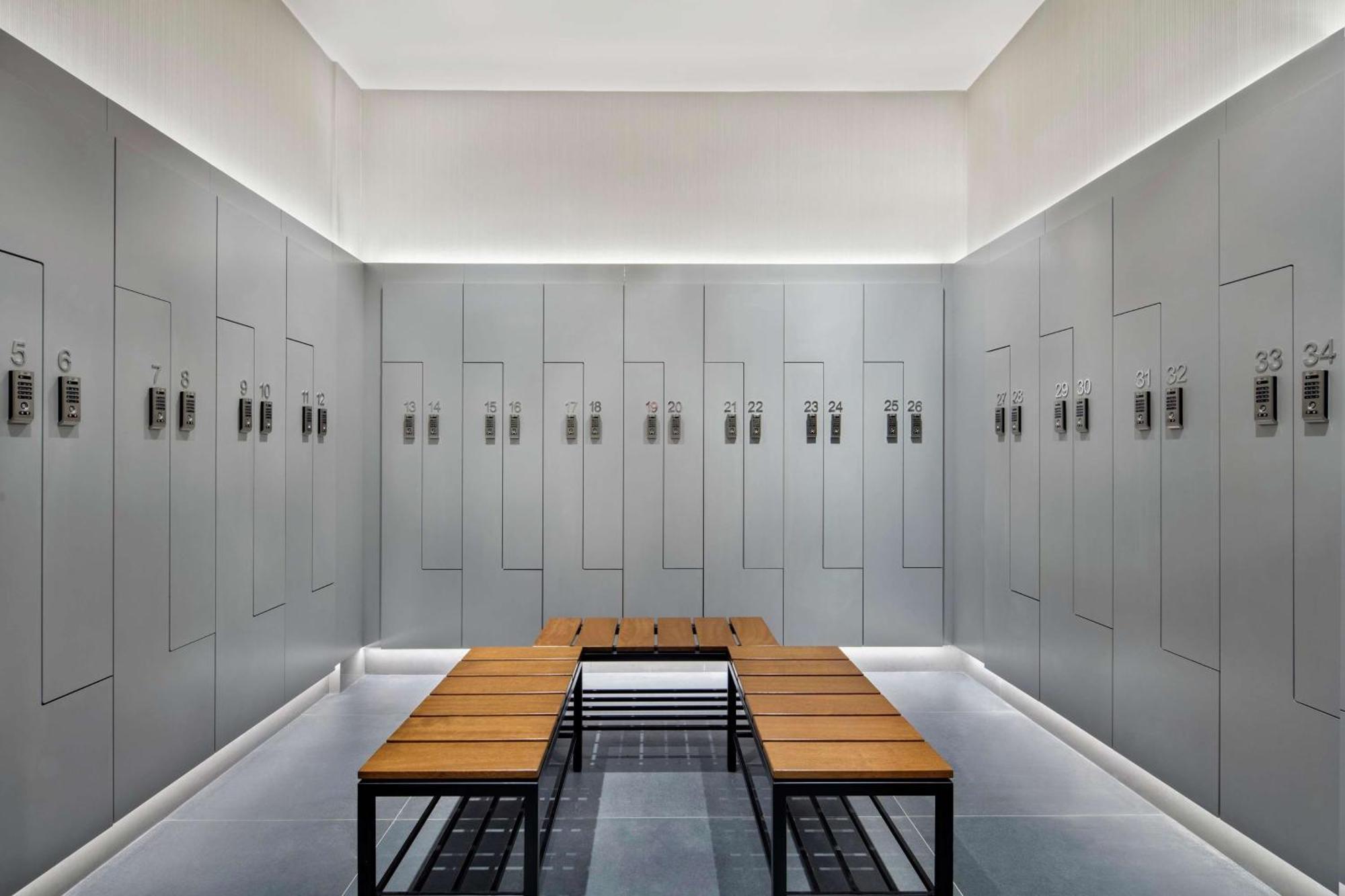 Doubletree By Hilton Skopje Hotel Bagian luar foto Locker room