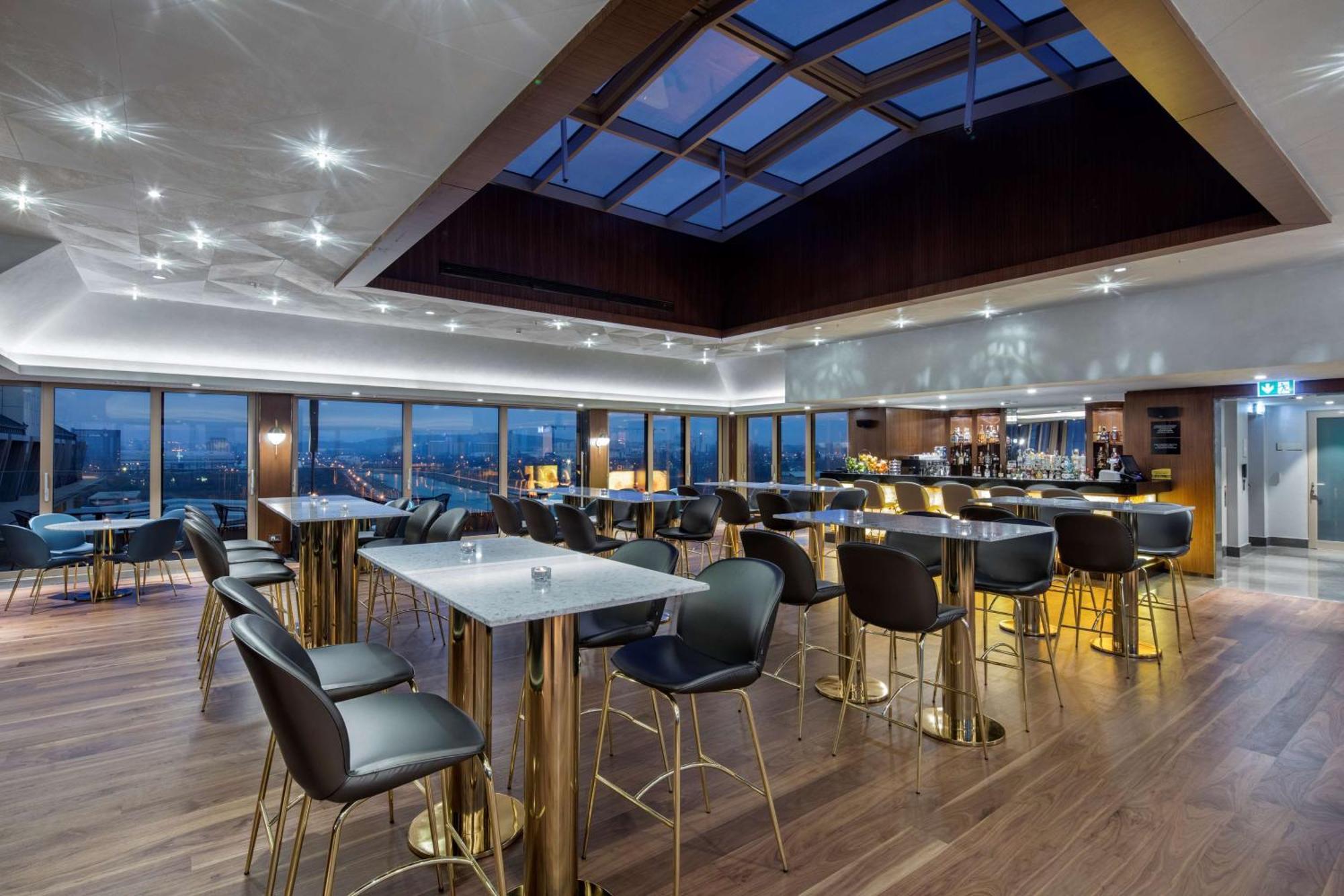 Doubletree By Hilton Skopje Hotel Bagian luar foto The Club lounge at London Heathrow Airport