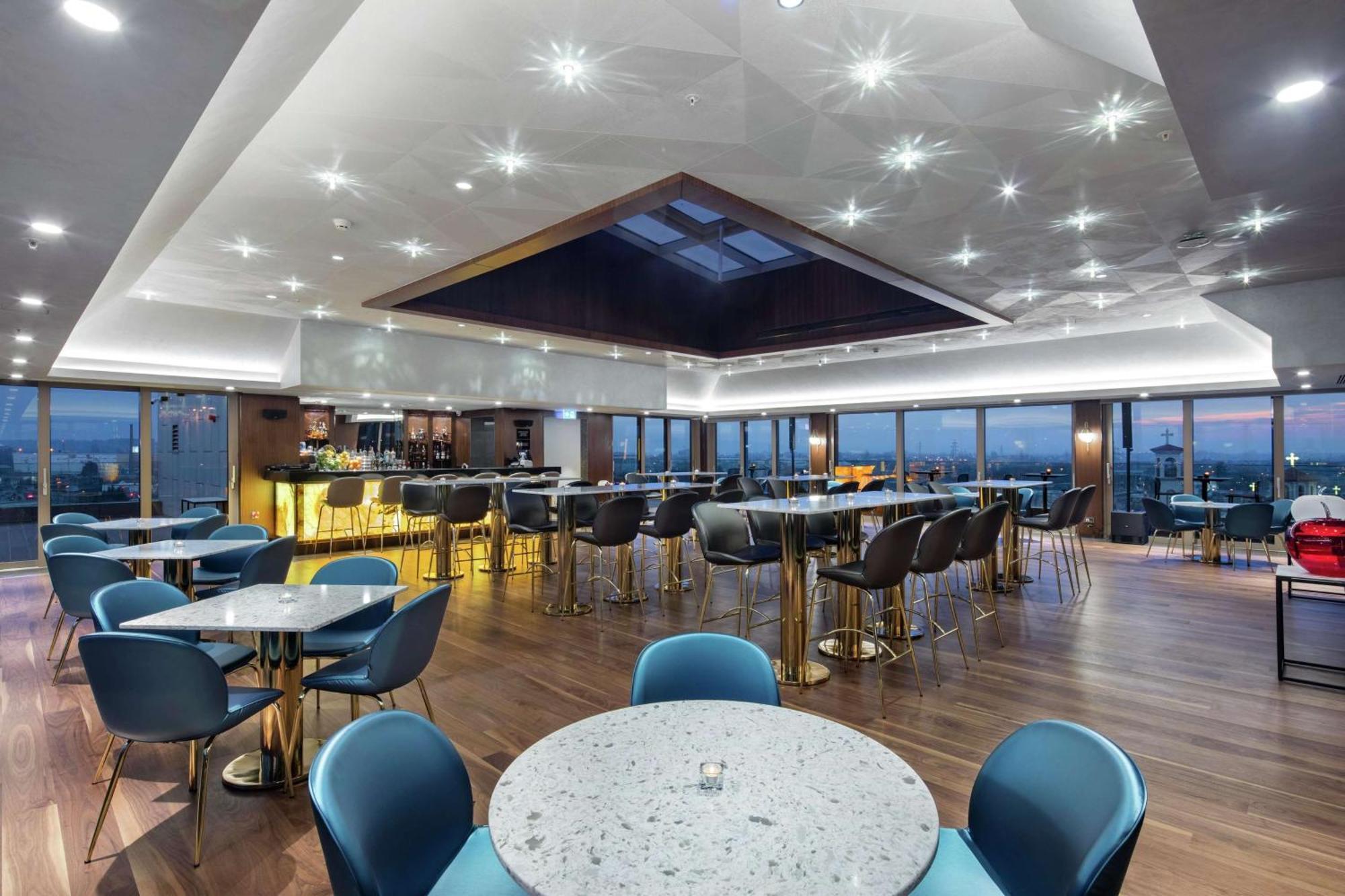Doubletree By Hilton Skopje Hotel Bagian luar foto The Club lounge at London Heathrow Airport
