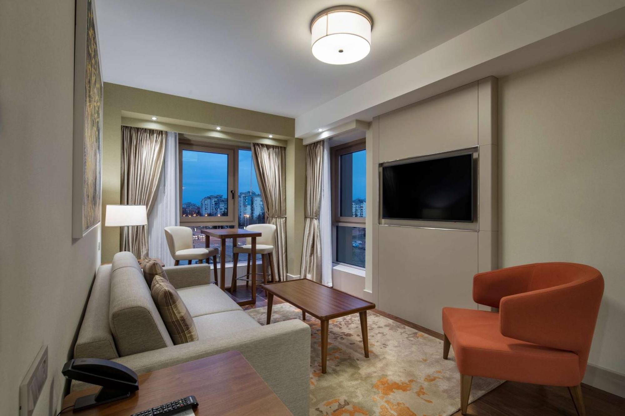 Doubletree By Hilton Skopje Hotel Bagian luar foto Living room