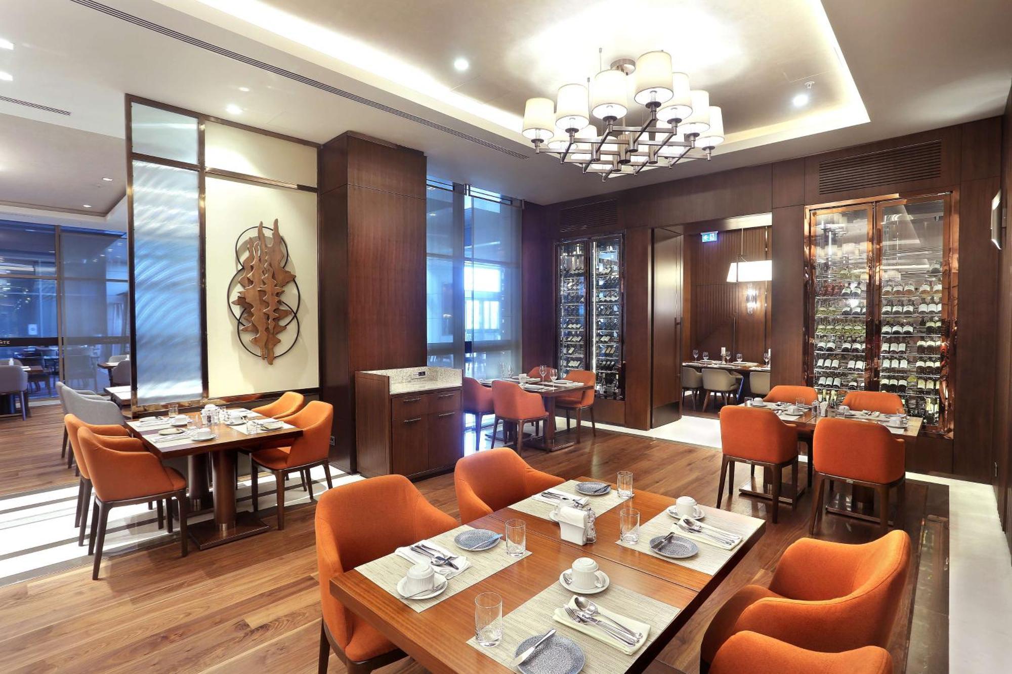 Doubletree By Hilton Skopje Hotel Bagian luar foto The interior of the restaurant