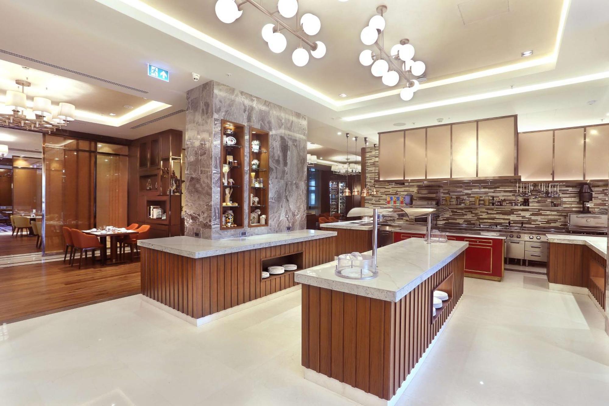 Doubletree By Hilton Skopje Hotel Bagian luar foto The kitchen at the restaurant